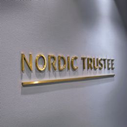 ../media-library_1080x1080/Nordic trustee Clarex Receptionsskylt guldtitanlegerad 1.png